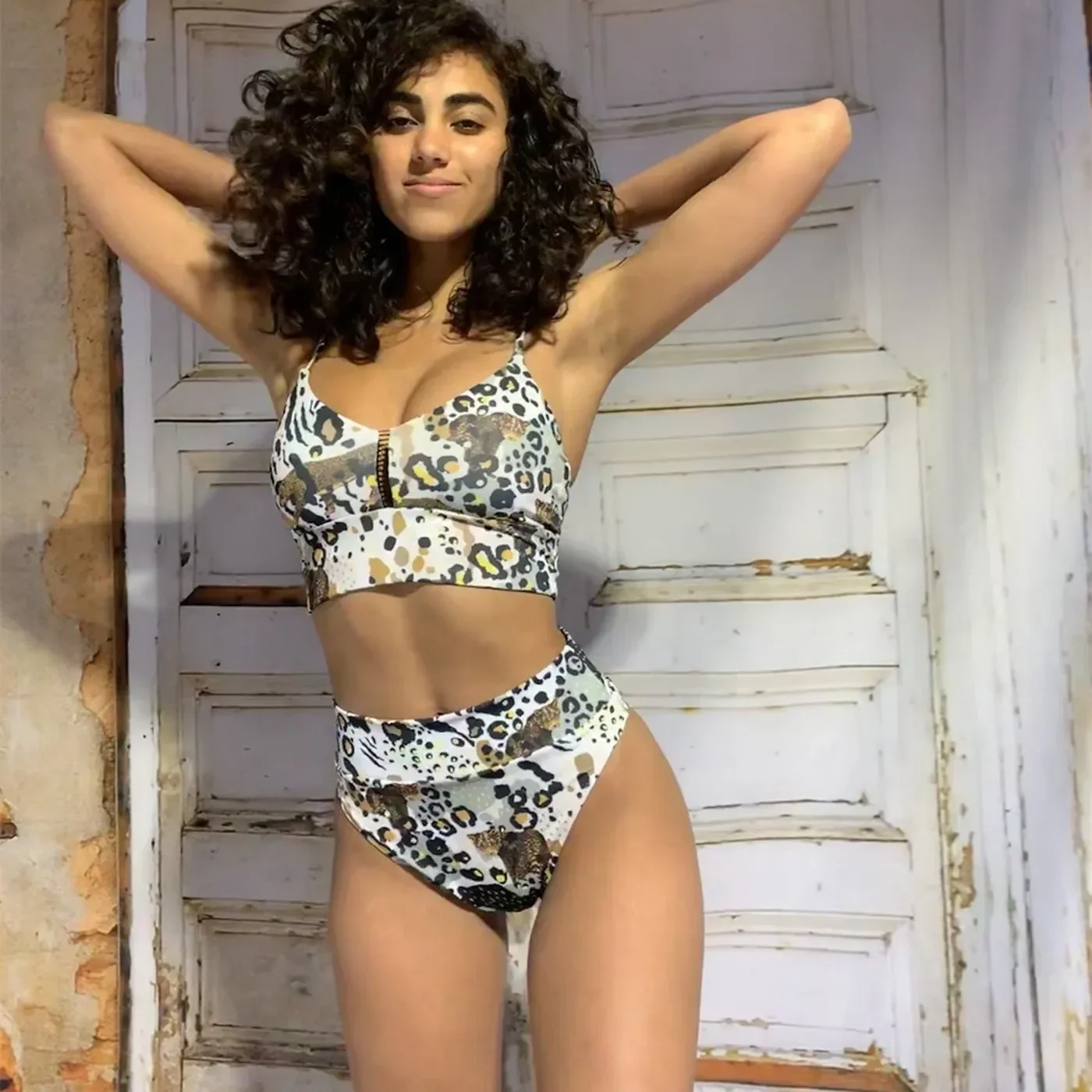 Sexy bedruckter zweiteiliger Damen-Badeanzug mit hoher Taille, Bikini-Badebekleidung, trendige Strandmode, weibliches Modell nur für Referenz