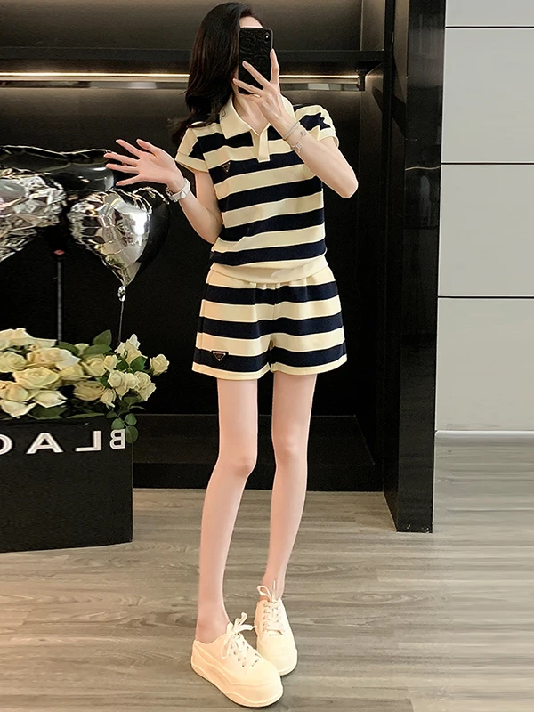 

Модный полосатый спортивный костюм с коротким рукавом для женщин: летний повседневный комплект из двух предметов с шортами, для невысоких.