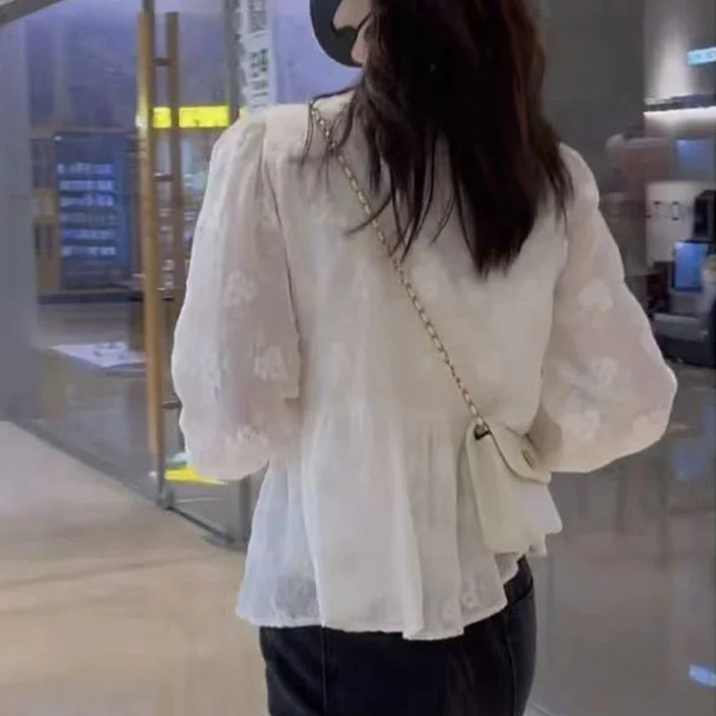 Ropa de mujer, camisa bordada de manga larga con cuello cuadrado para mujer, Top dulce elegante informal holgado con temperamento para primavera y otoño