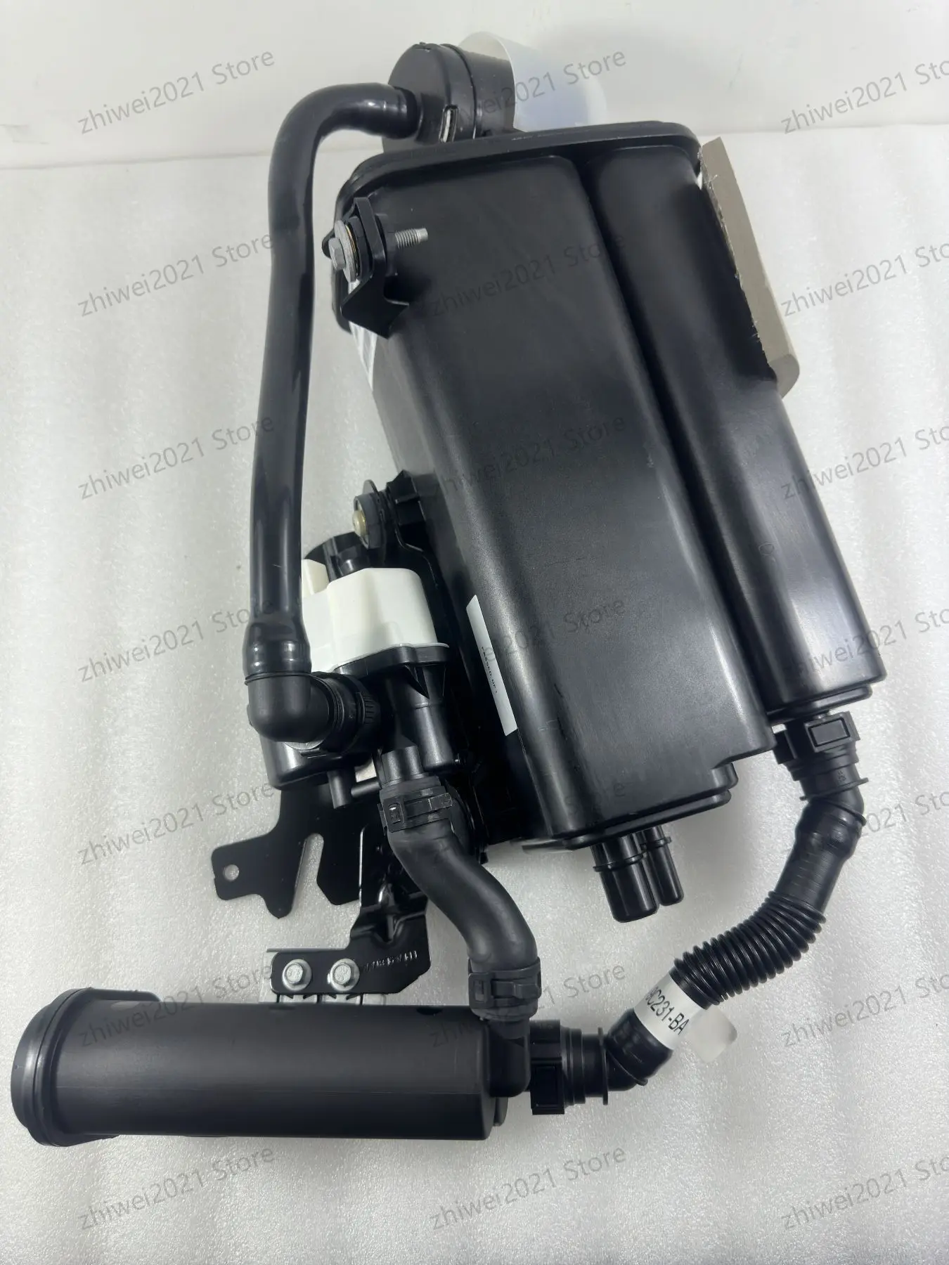 Activated carbon canister reservoir assembly (with bracket) suitable for Range Rover Administration, Sport, Discovery 5 LR174756