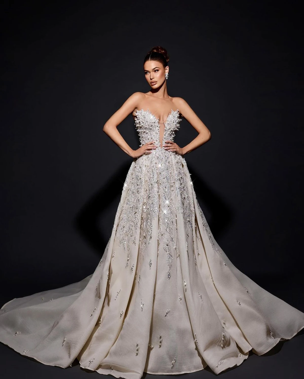 Abiti da sposa scintillanti a-line Sweetheart 3D Appliques perle paillettes Sweep Train Bridal custom Classic Robe De Mariée