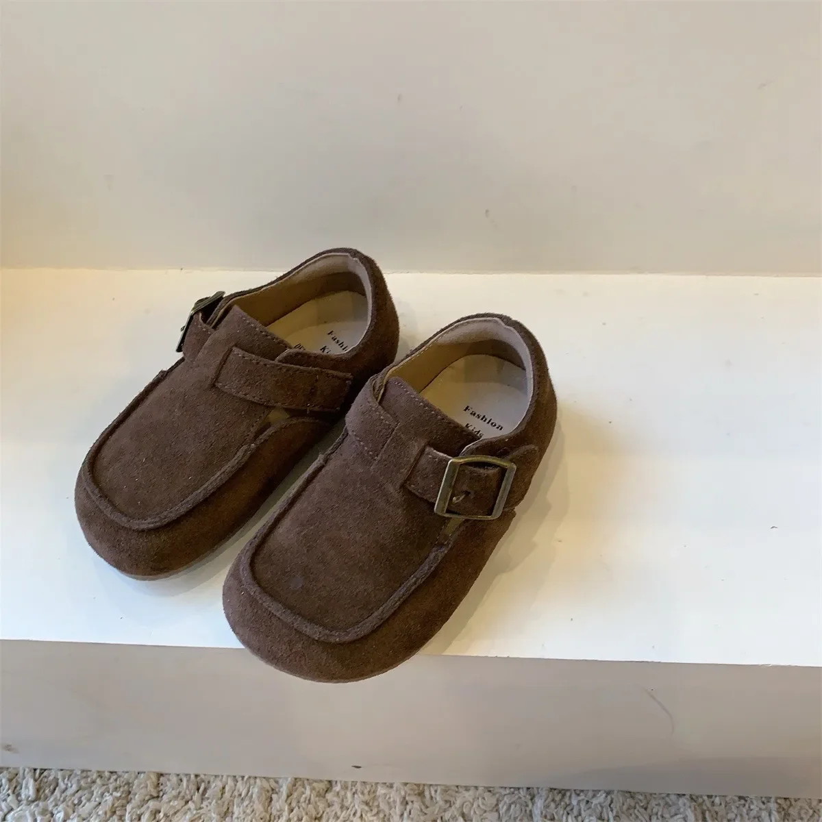 Zapatos planos para niños, zapatos informales con hebilla, punta redonda, estilo británico, versátiles, transpirables, zapatos de gamuza Unisex para niños