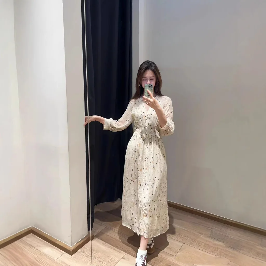 

Платье миди с цветочным принтом, V-образным вырезом, приталенное, стройнящее, из полиэстера и шифона, с рукавами-фонариками, длина до колена...