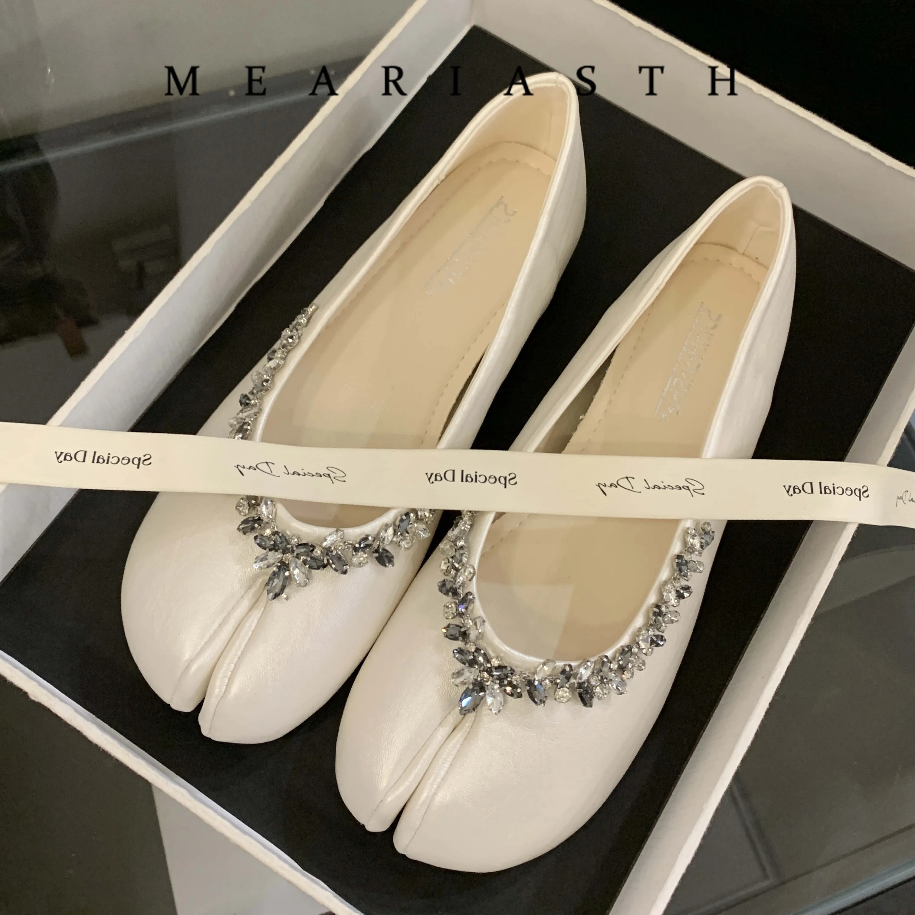 

INS Style Women's Split Toe Tabi Shoes Flats Female Shallow Loafers Soft Ballet Shoes Ladies Summer Rhinestones Walking Shoes