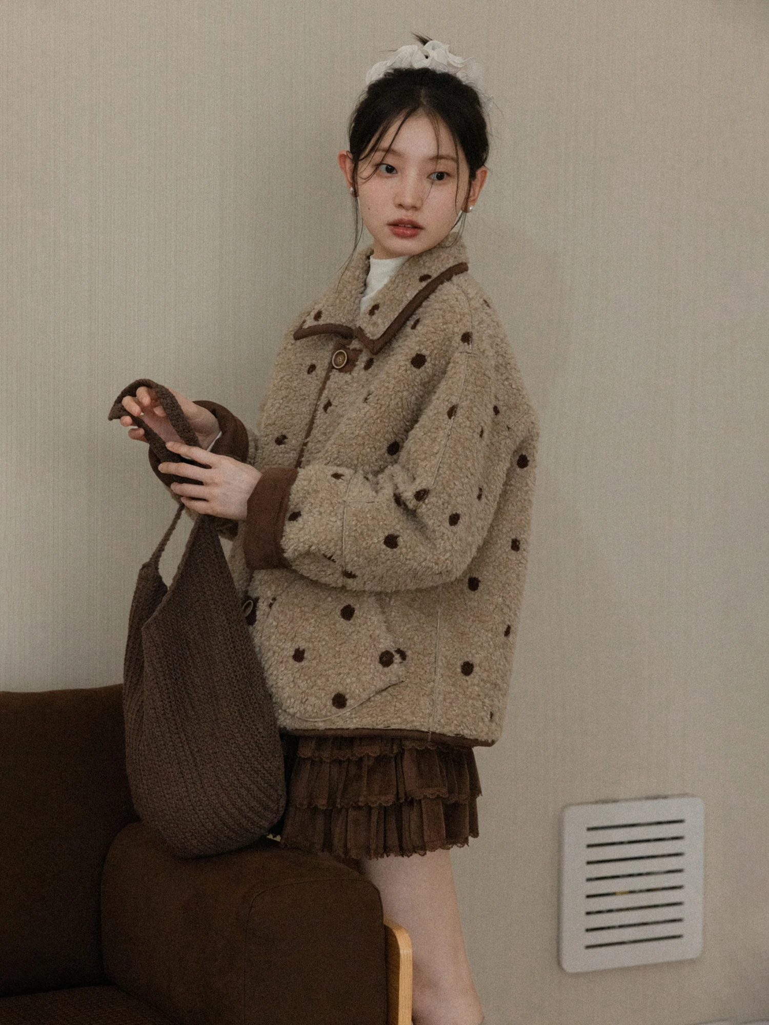 سترة نسائية شتوية فضفاضة بنمط النقاط الكلاسيكي من كانتون إس، مصنوعة من الجلد الصناعي مع فرو، تصميم علوي مريح وفضفاض