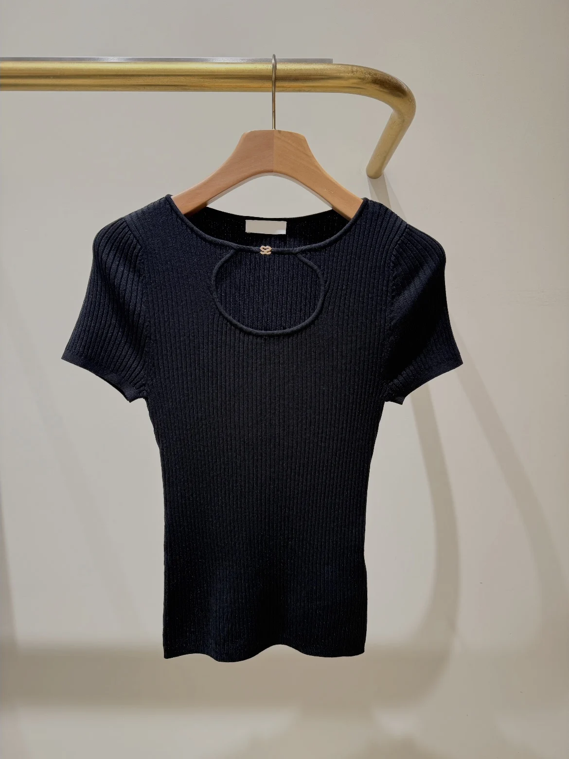 

HEIDD Slim Fit Black Short Sleeve Hollow out Collar Elastic Knitted Top French Style Women's Fashion Spring 2026