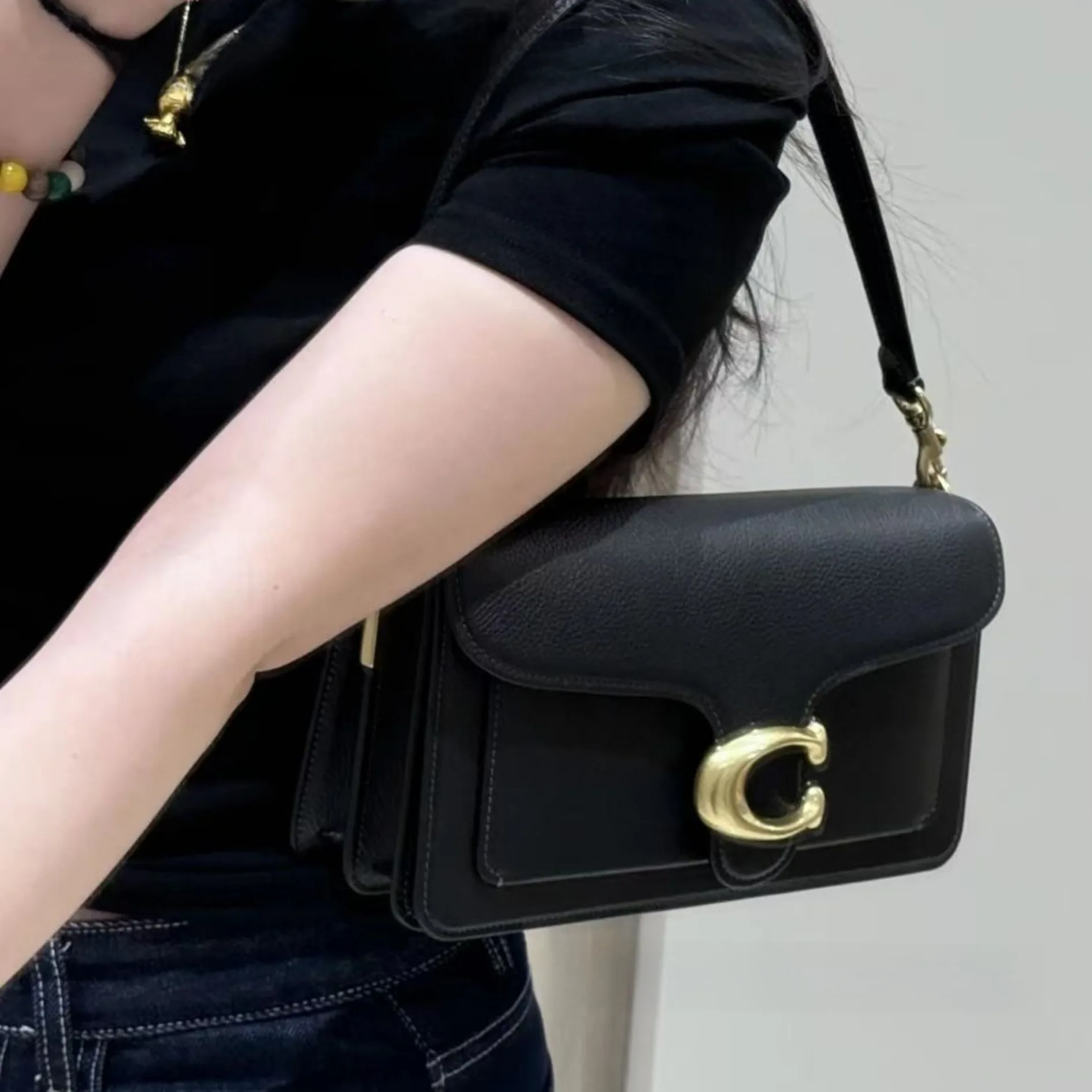 

Новая модная сумка через плечо 2026 года, хит продаж, с двумя ремнями и маленькой квадратной сумкой на диагональном ремне.