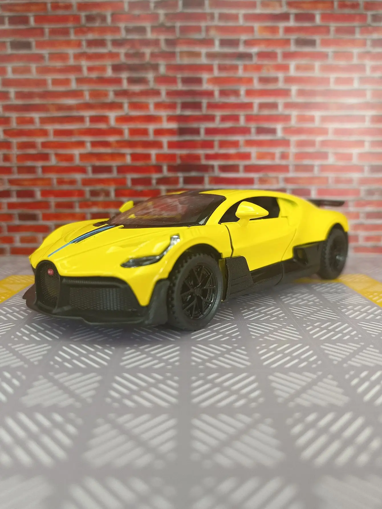 1:32 simulation Bugatti divo alloy car model two doors that can be opened has simulated sound and lighting functions