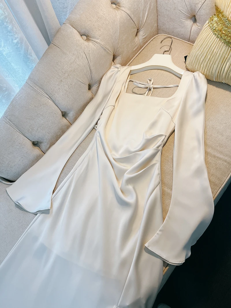 Abito rustico Sensibili Ele lungo Sve in materiale satinato beige con campana e spacco Vita alta A-Line Silhouette La...