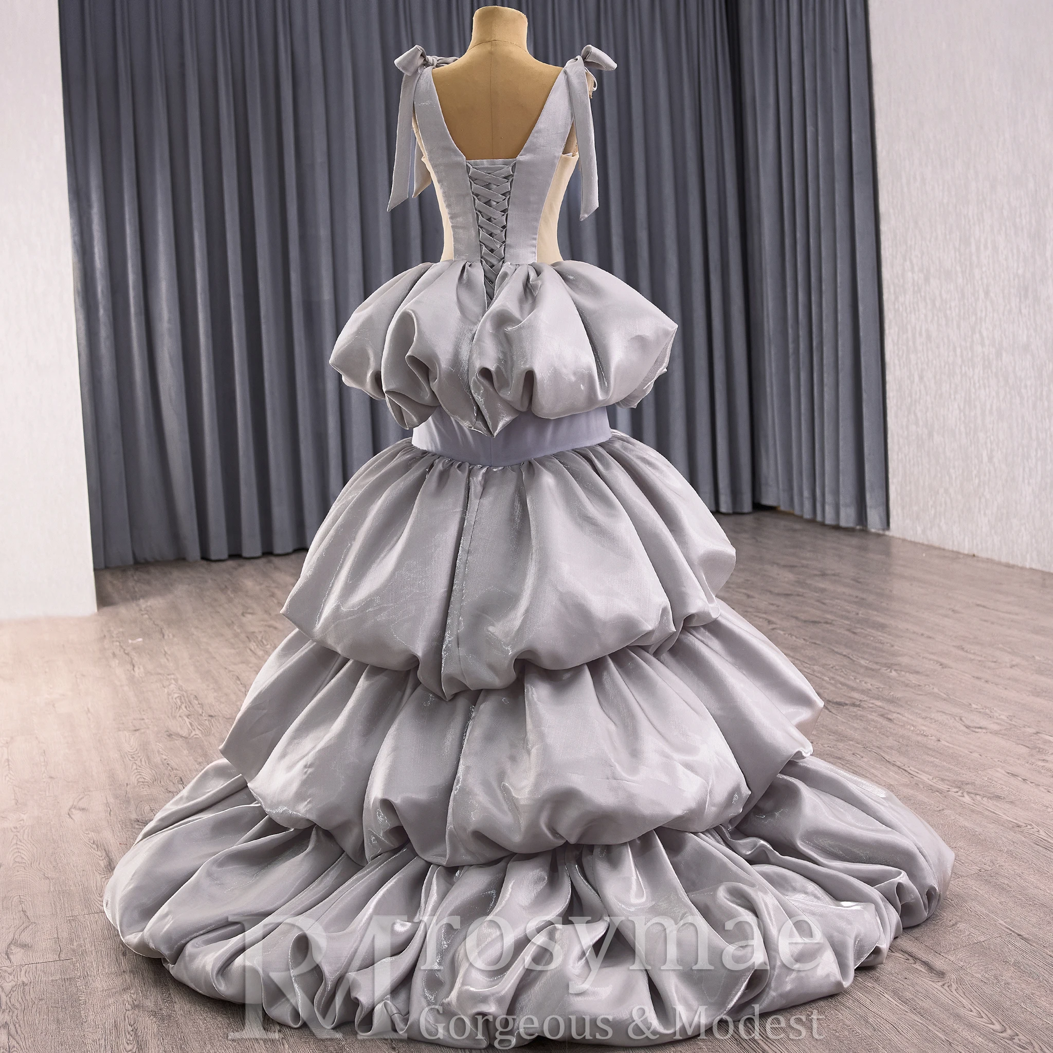 Rosymae Vestido de fiesta gris de alta gama con silueta acampanada con cuello en V y volantes en cascada Diseño sin espalda para eventos formales