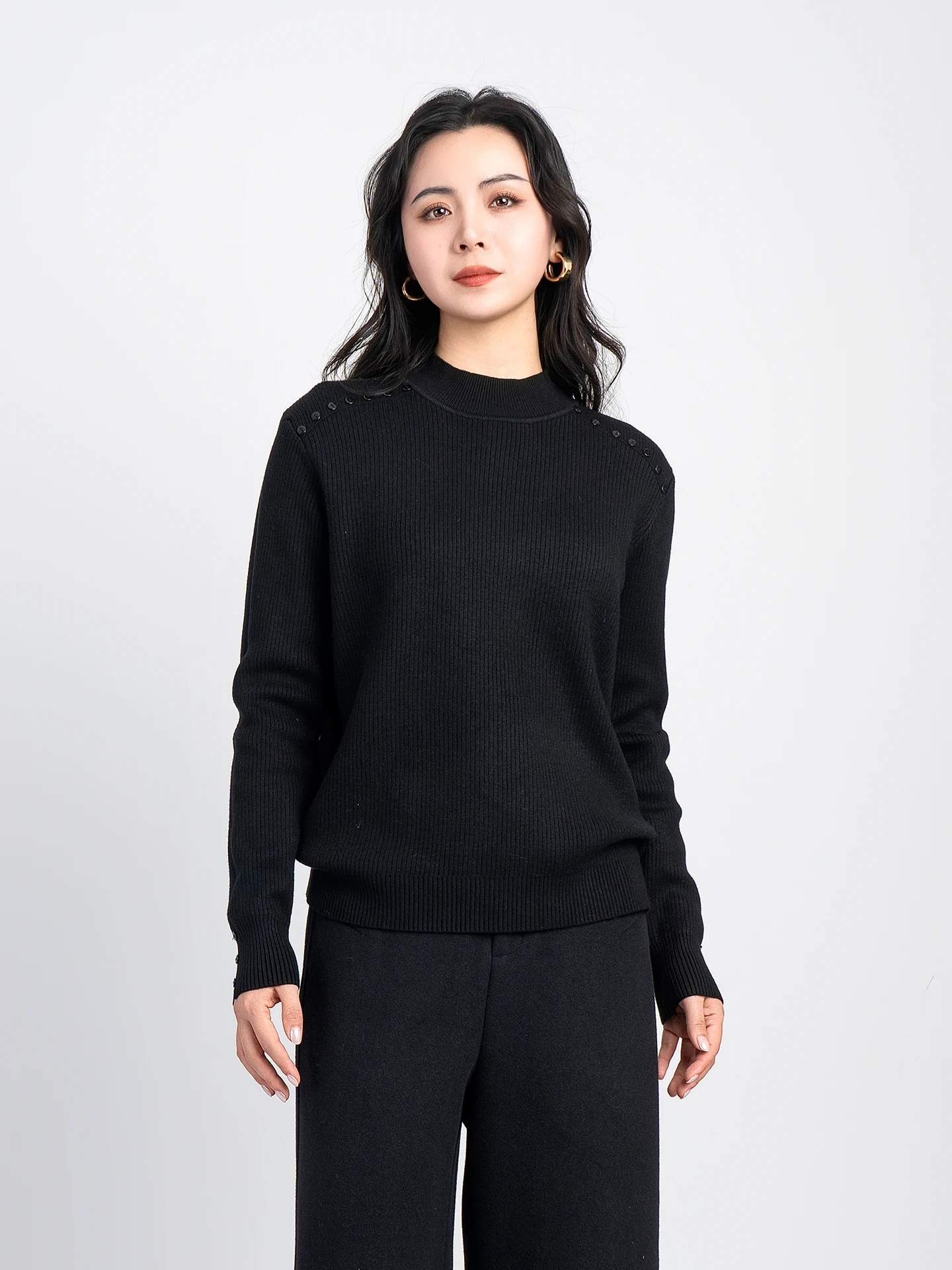 

Женский вязаный свитер с длинными рукавами, модный, универсальный, с высоким воротником, декоративными пуговицами на плечах, из полиэстера.