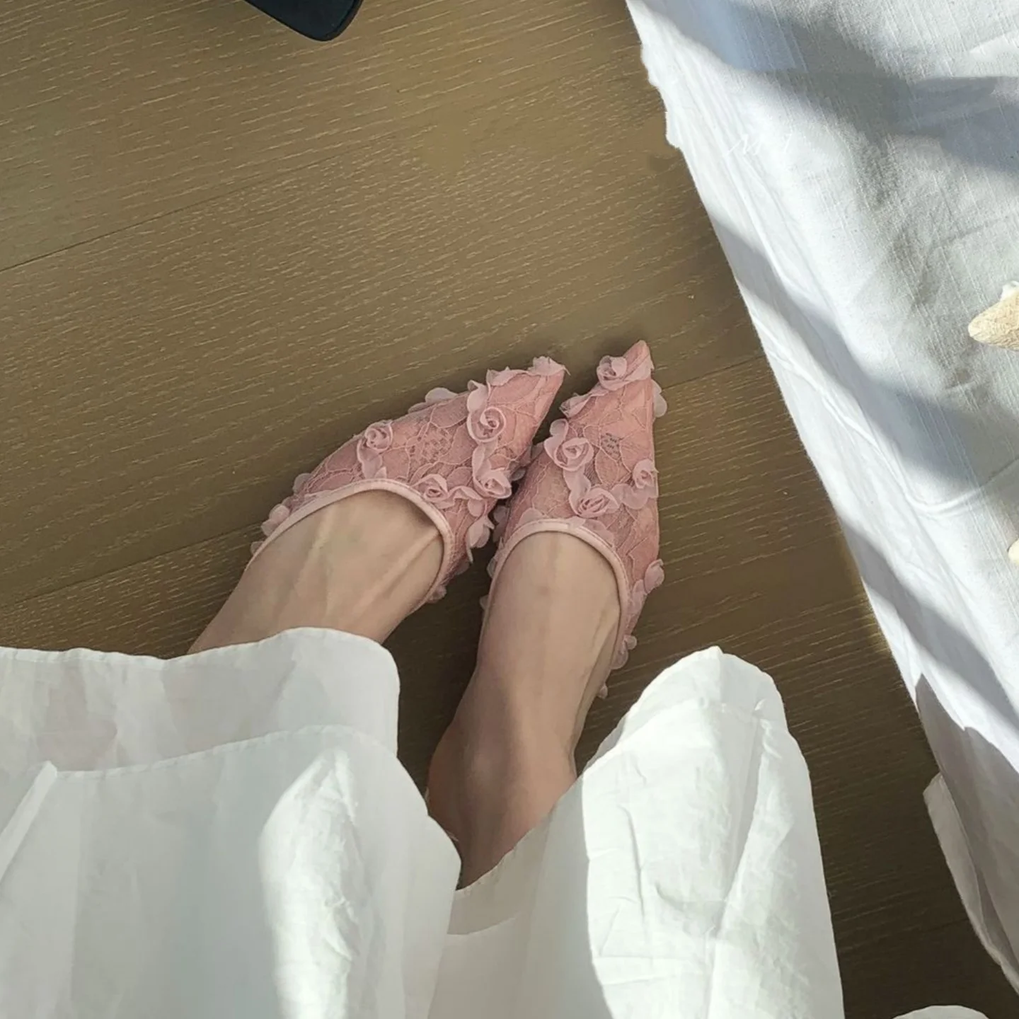 

Изящные кружевные туфли-лодочки на высоком каблуке во французском стиле, с неглубоким вырезом, с кружевными цветами, в стиле Lazy, милые туфли на каблуке