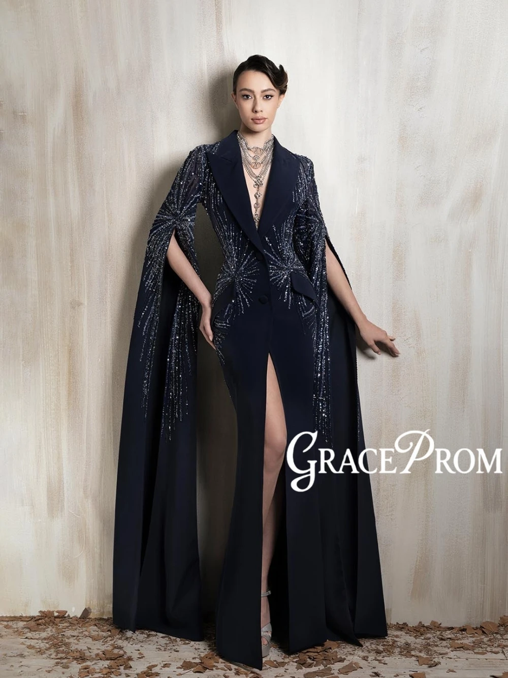 Aufwendig Perlenverziertes Pailletten-Abendkleid Marineblau im Blazer-Stil mit Cape Langarm Hoher Schlitz Formelles Partykleid Maßanfertigung