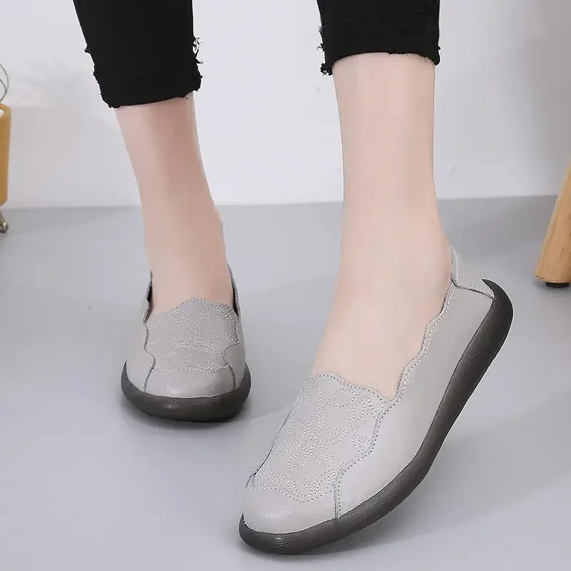 Mom Shoes Spring and Autumn Leather Tendon Soft Bottom Comfortable Women's Shoes Summer Middle-Aged Moccasins Flat