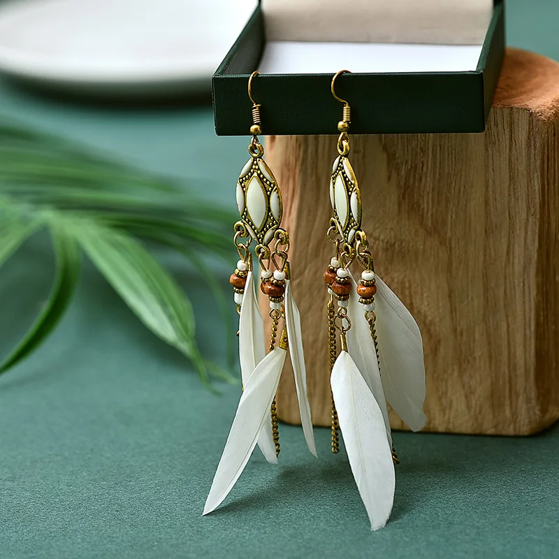 Neue, lange, ethnische Ohrringe mit Federn für Damen, im Bohème-Stil, mit Quasten und Perlen, handgefertigte Emaille-Ohrringe, Schmuck für Mädchen, Bräute und Hochzeiten. – Detail 7
