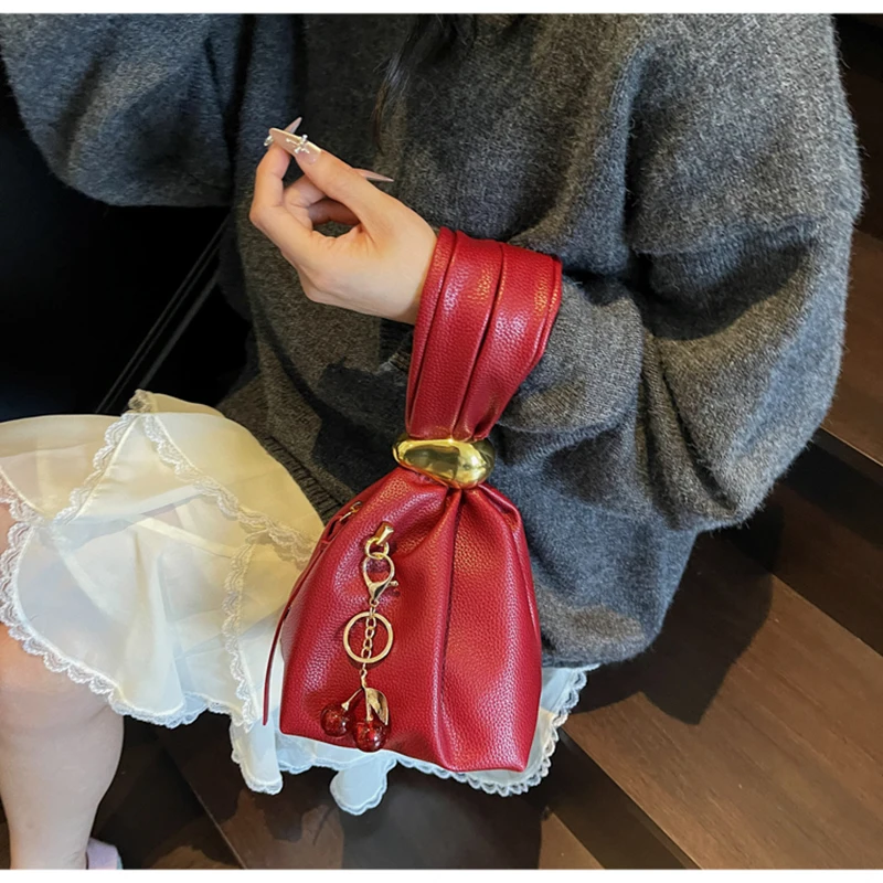 

Advanced PU Metal Drawstring Women's Handbag 2025 New Retro Versatile Evening Handbag Retro Fashionable Soft Mini Leather Bag