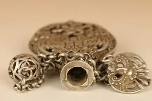 Chinese Old antique Tibet silver Carved Chinese knot Statue Sachet snuff bottle