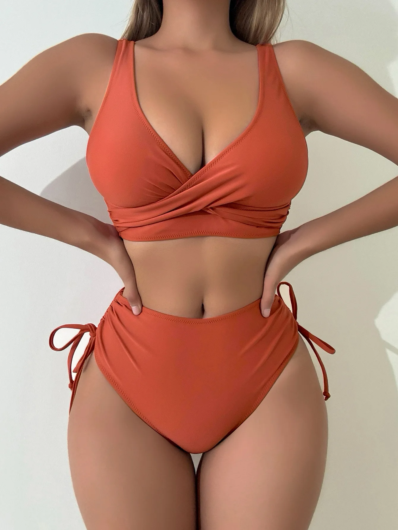 

Сексуальный комплект бикини с завязками по бокам и высокой талией, женский купальник с перекрестной передней частью и пуш-ап, летний купальный костюм 2025, купальный костюм для бассейна