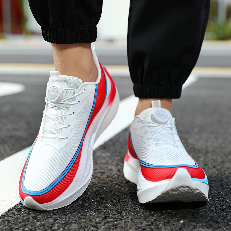 

Fashionable carbon fiber board running shoes with button design. Breathable and lightweight, suitable for hiking and trekking