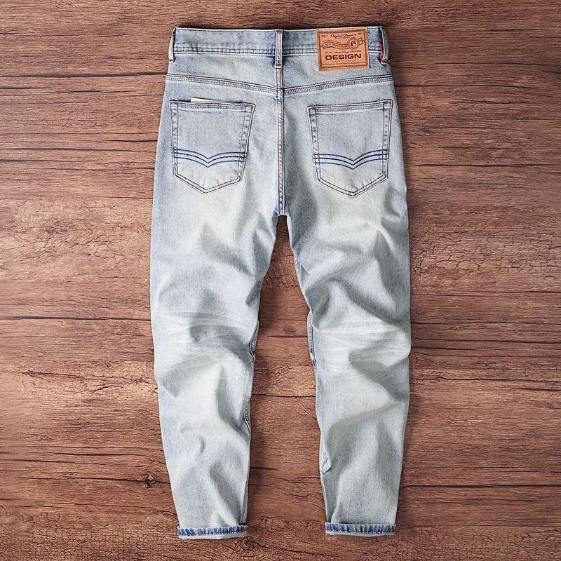 

Модные элитные мужские джинсовые брюки облегающего кроя на резинке, небольшая прямая трубка, голубые потертые и потертые джинсовые брюки.