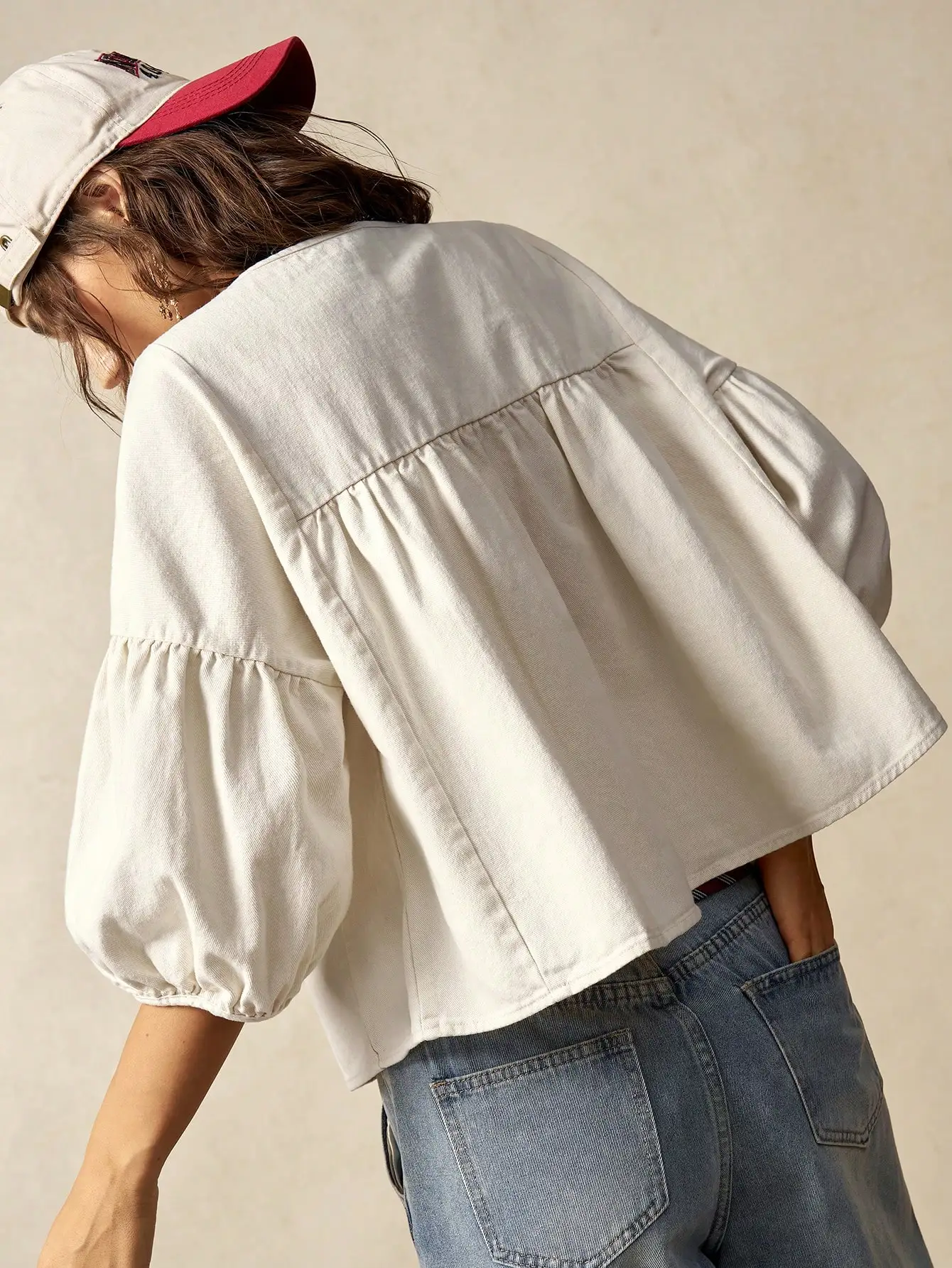 

Женская однотонная блузка цвета слоновой кости с круглым вырезом и пышными рукавами с рюшами