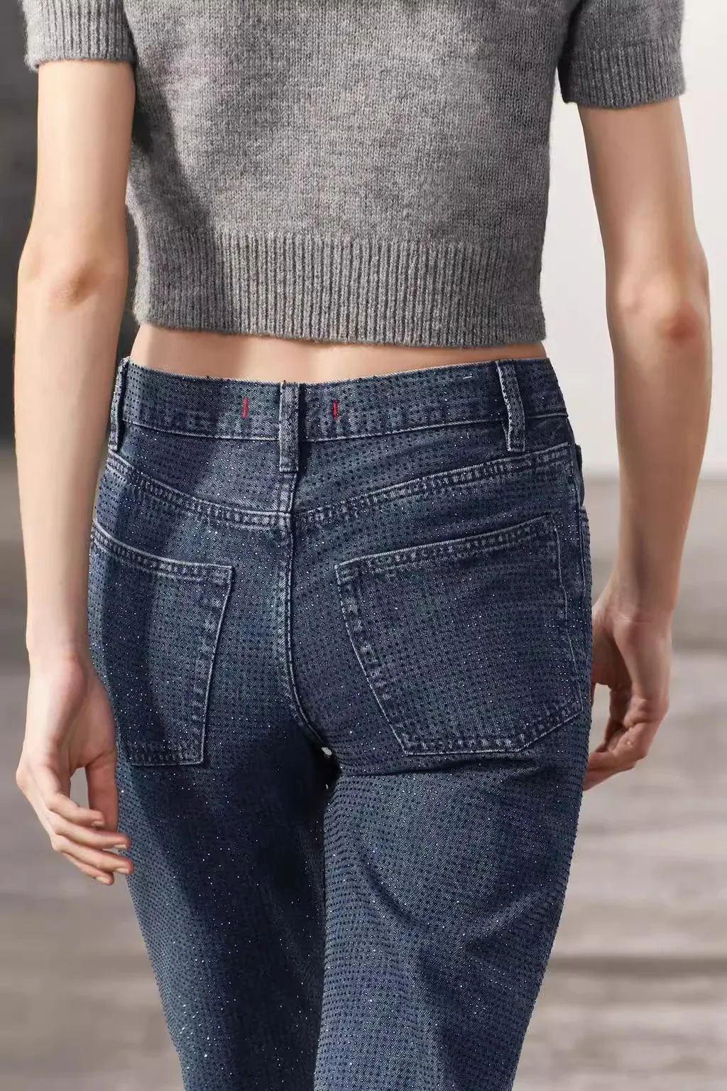 

Spring 2024 New Women's Knitted ort Sve round Ne Jaet Embellied with Ribbing Faionable Sweet Sle Polyester Fiber