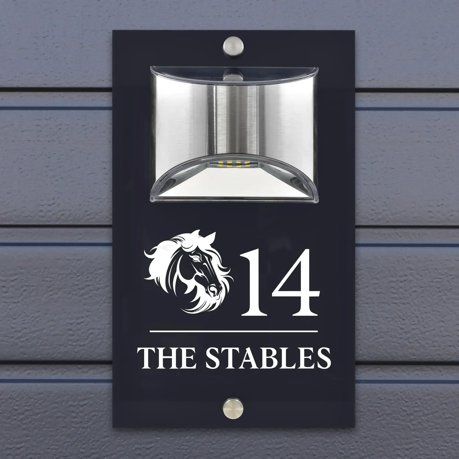 Personalizowane, podświetlane, nowoczesne numery domowe z motywem koni, idealne na prezent na parapetówkę.