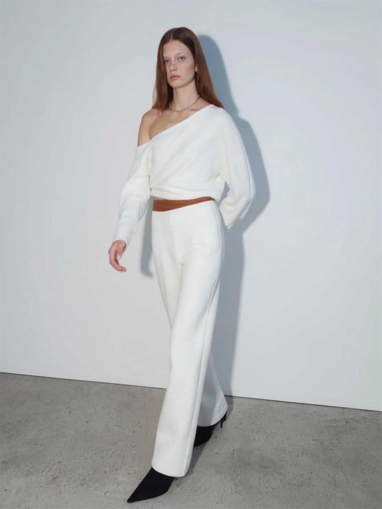 طقم خريفي نسائي بسيط عادي كم طويل بكتف واحد تي شيرت قصير وسراويل كاملة الطول ملابس غير رسمية