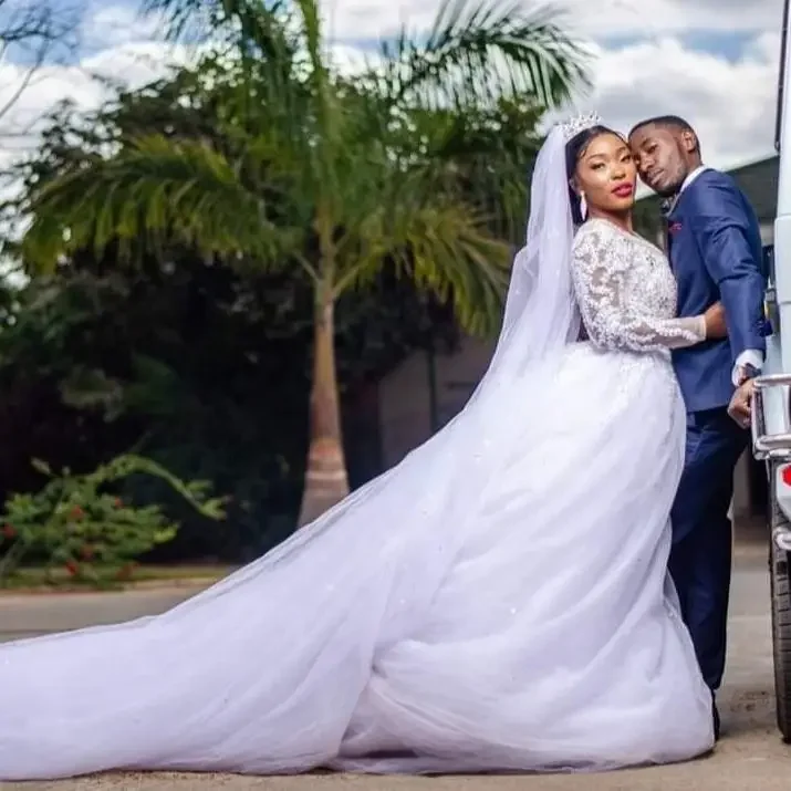 Abito da sposa di lusso personalizzato taglie forti Eleganti applicazioni in pizzo Cattedrale di cristallo che borda abiti da sposa da sposa