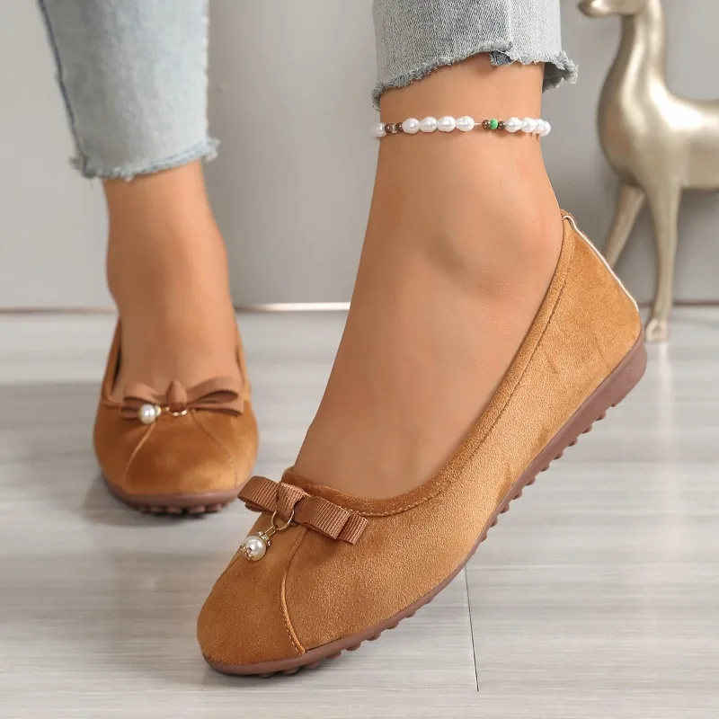 أحذية نسائية على الموضة لعام 2025 أحذية نسائية مسطحة جديدة بسلسلة خرز يوميًا مقاس كبير خفيفة ناعمة من الأسفل مريحة بكعب منخفض مسطح #1
