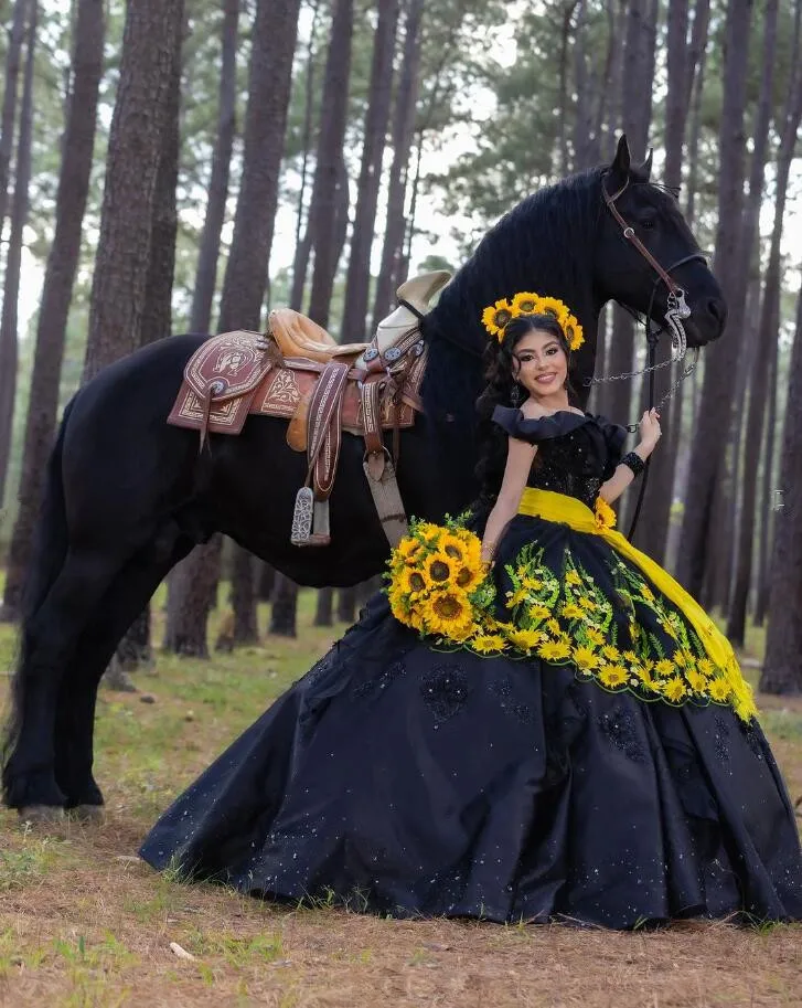 Черные роскошные платья принцессы Charro Quinceanera с открытыми плечами с цветочной аппликацией корсет для выпускного вечера vestidos 15 quinceañera 2024