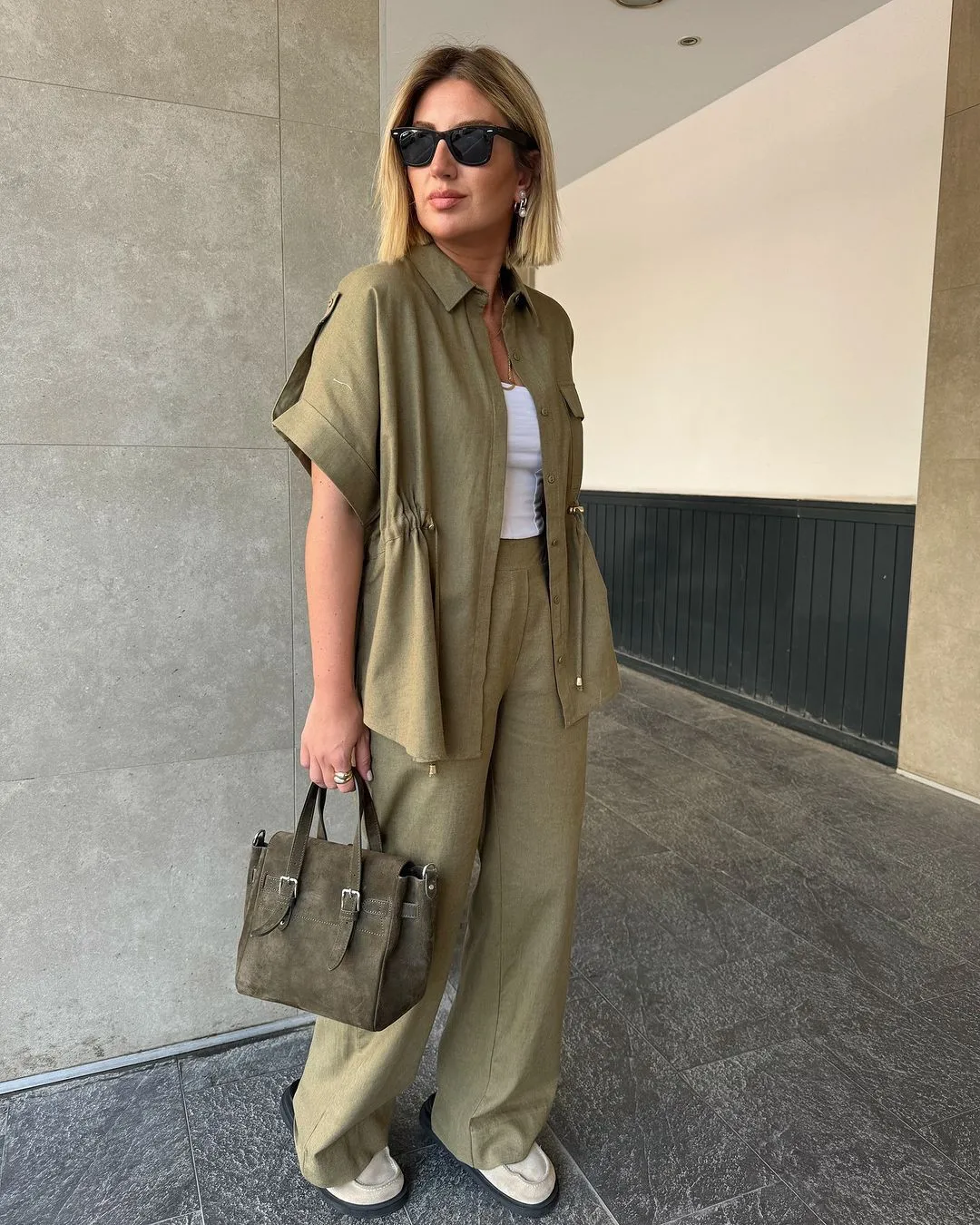 

Модные однотонные брюки, комплект из двух предметов, весенняя женская рубашка с короткими рукавами на шнурке + прямые широкие брюки с высокой талией, летняя одежда