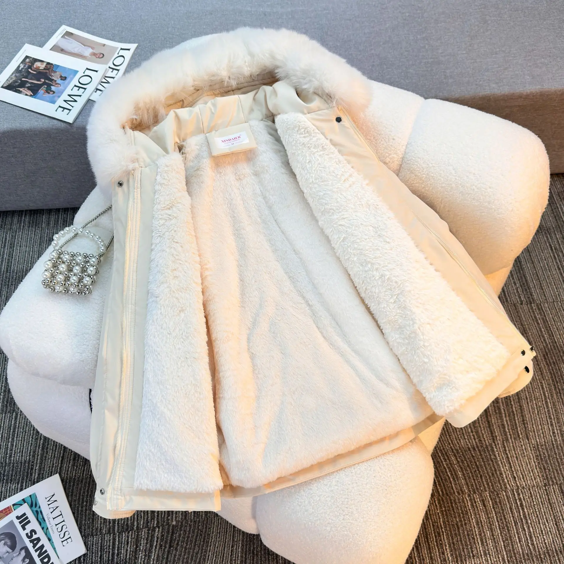 سترة شتوية نسائية طراز جديد لعام 2025 تتميز بياقة كبيرة من الفرو بتصميم عصري ومتعدد الاستخدامات مبطن بالصوف من قطعة واحدة #4