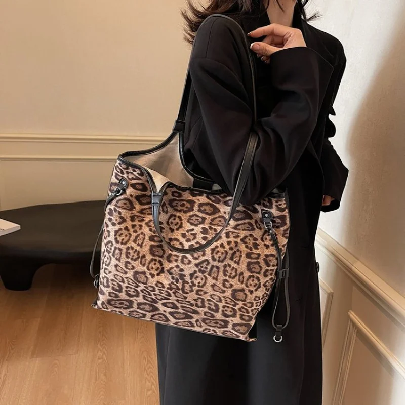 세련된 여성용 가죽 핸드백, 캐주얼하고 트렌디하며 세련된 데일리룩을 자랑합니다. ​