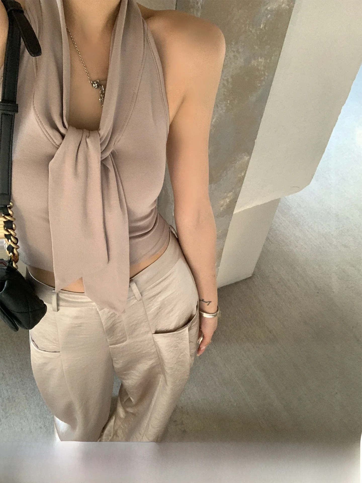 

GV Big Brother Hot Girl Neck Hanging Backless Knot Scarf Vest Top Women's Fashion Design Spring Summer New Style V-neck Short...