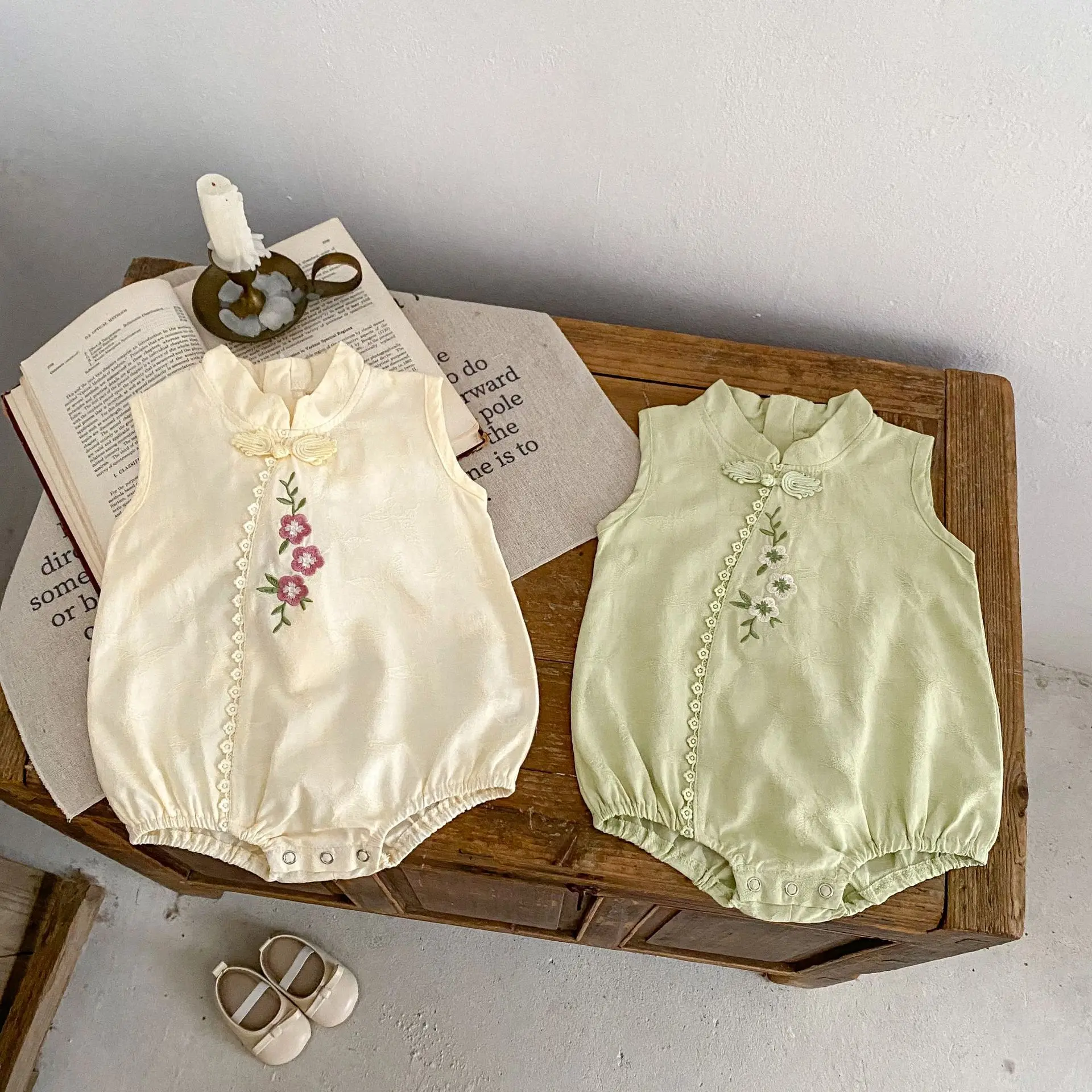 

Summer new 0-3 year old baby clothing, exquisite embroidered sleeveless jumpsuit with standing collar cheongsam for baby girls