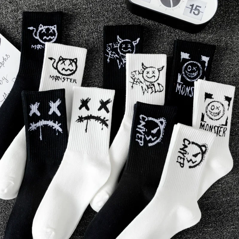 10 pairs of men\'s sports socks, casual, breathable, and versatile. Ghost face graffiti personalized socks