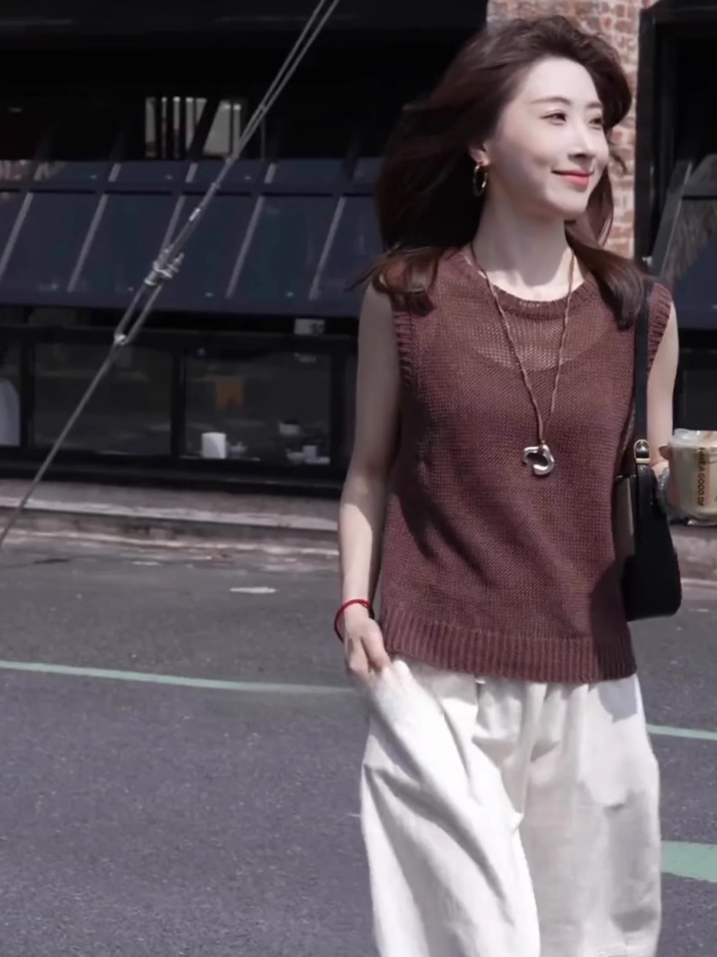 Retro Ele  Color round Ne Vest Faionable Summer Age-Defng Knitted Top Svel Design Sense Commute Sle