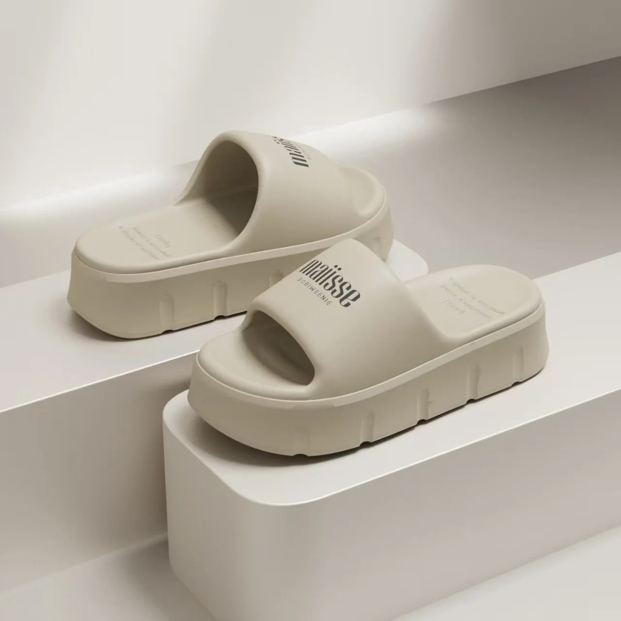 New fashionable women's thick-soled slippers, soft and comfortable, suitable for indoor use and outdoor beach wear.