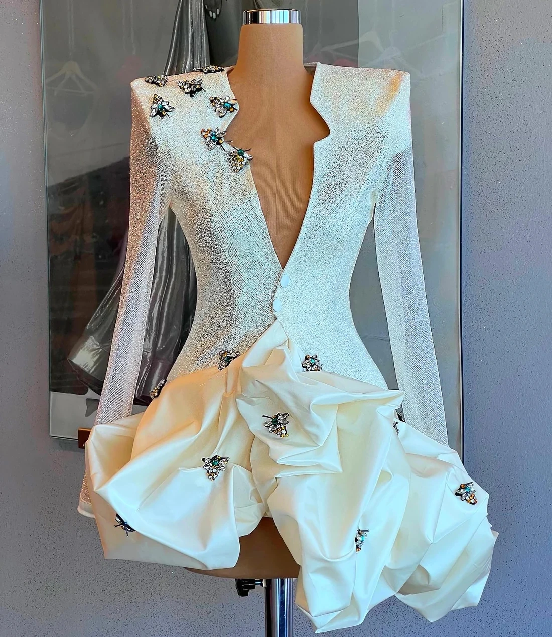 Vestidos de cóctel brillantes Línea A Mangas largas Mini vestidos cortos de fiesta con cuentas Alta costura personalizados