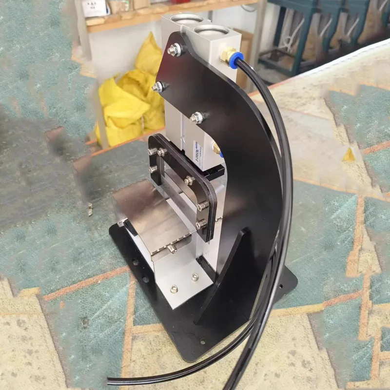 

Пневматический резак для резиновых полос с ножной педалью, включает в себя 10 лезвиями.