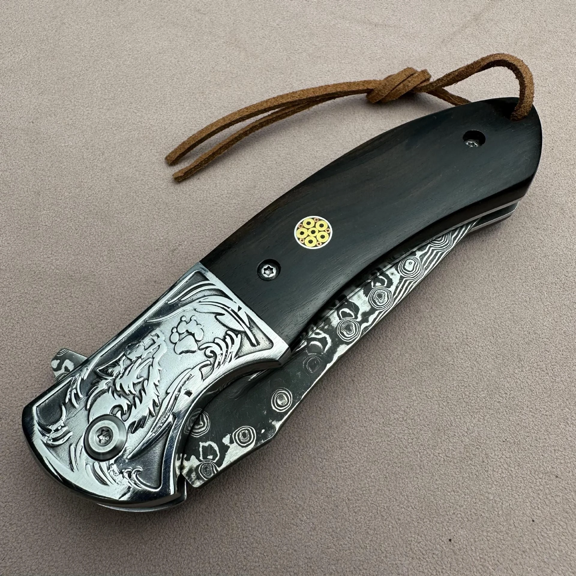 Coltello pieghevole testa di lupo Lama di Damasco conchiglia manico in ebano coltello da tasca EDC da campeggio all'aperto vendita calda transfrontaliera