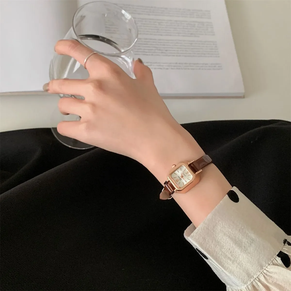 Vintage eleganckie damskie zegarki kwarcowe proste klasyczne kobiety mały zegarek kwadratowy z tarczą skórzany pasek zegarki na co dzień Reloj Mujer