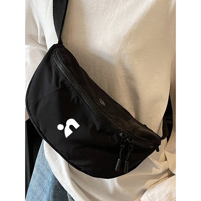 borsa-a-tracolla-sportiva-e-casual-di-colore-nero-dalla-forma-particolare-adatta-sia-a-uomo-che-a-donna-con-grande-capacita-da-portare-in-vita-alla-moda-e-versatile