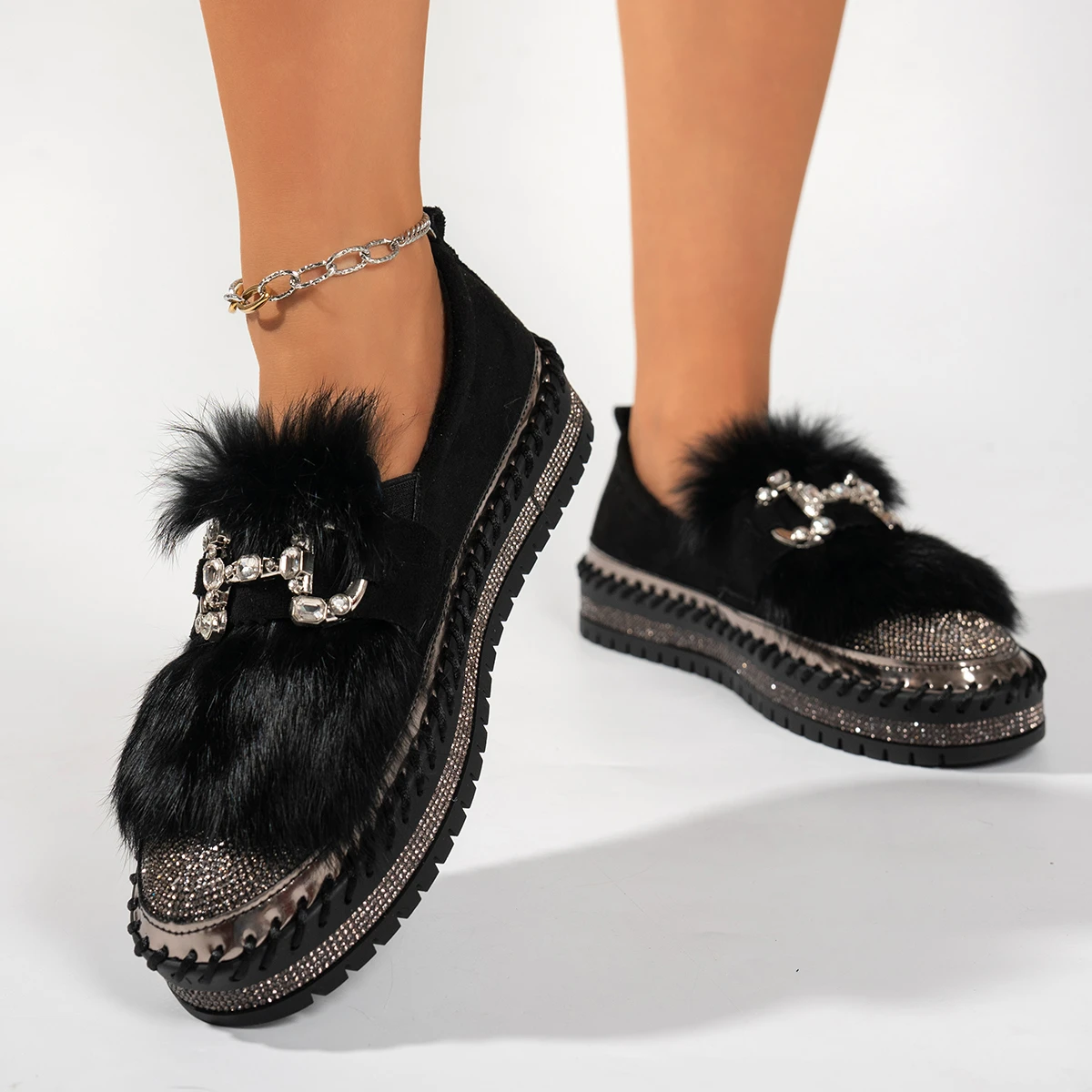 Autumn and Winter Metal Chain Decorative Round-headed Casual Shoes Women's 2026 New Plush Skin-friendly Comfortable Sneakers