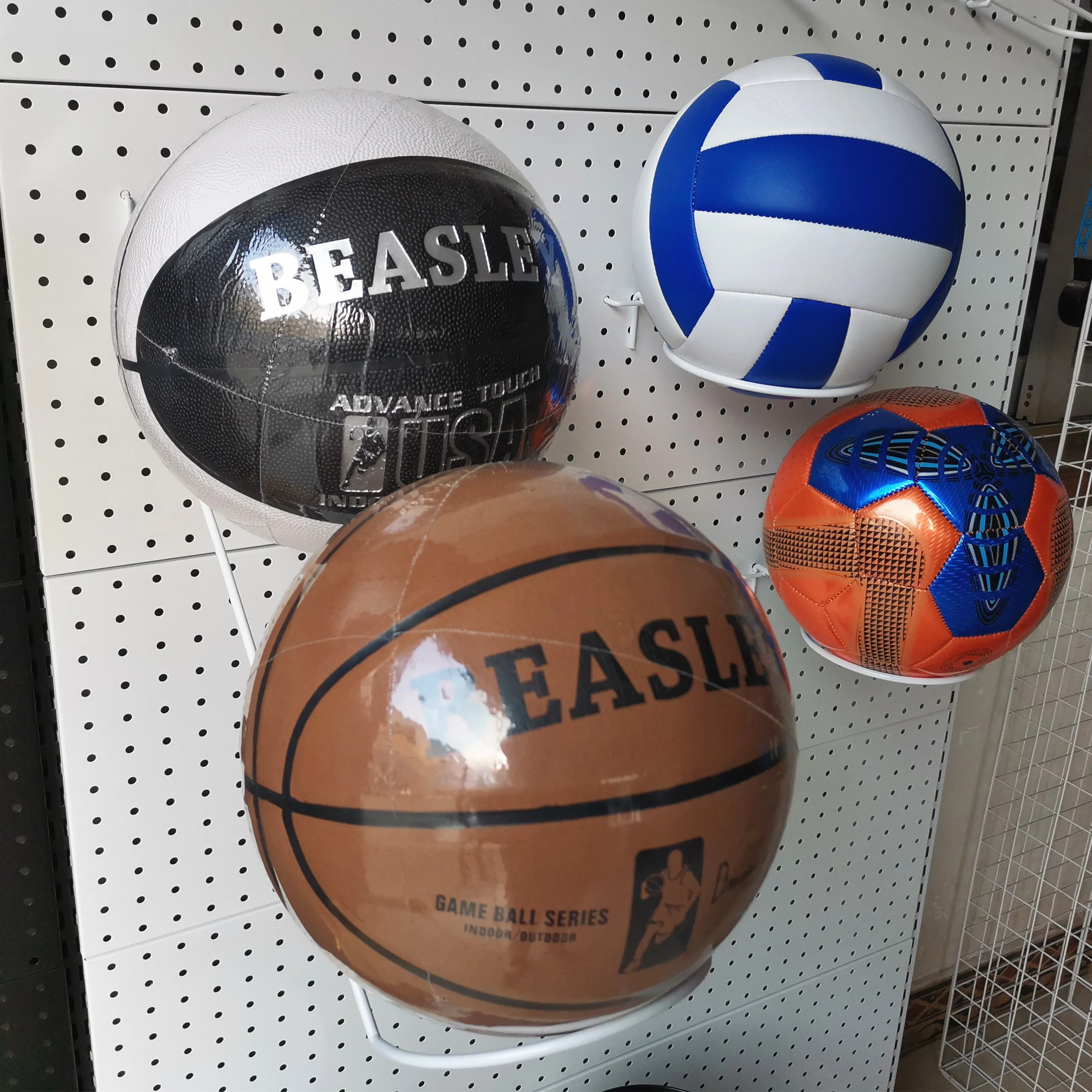 ชั้นวางสินค้าแบบติดผนังโลหะสำหรับเก็บอุปกรณ์กีฬา เช่น ลูกฟุตบอล บาสเก็ตบอล วอลเลย์บอล รักบี้