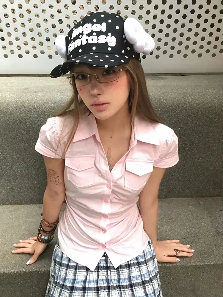 Damen Y2K Rosa Figurbetontes Kurzarmhemd mit Reverskragen, geraffter Taille, Taschendekor, schmaler Schnitt, süße Preppy-Bluse – Detail 4