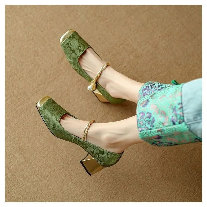 أحذية ماري جين الكلاسيكية للرياح الصينية 2025 لربيع وصيف بفم ضحل ورأس مربع أحذية نسائية بكعب عالٍ جديدة