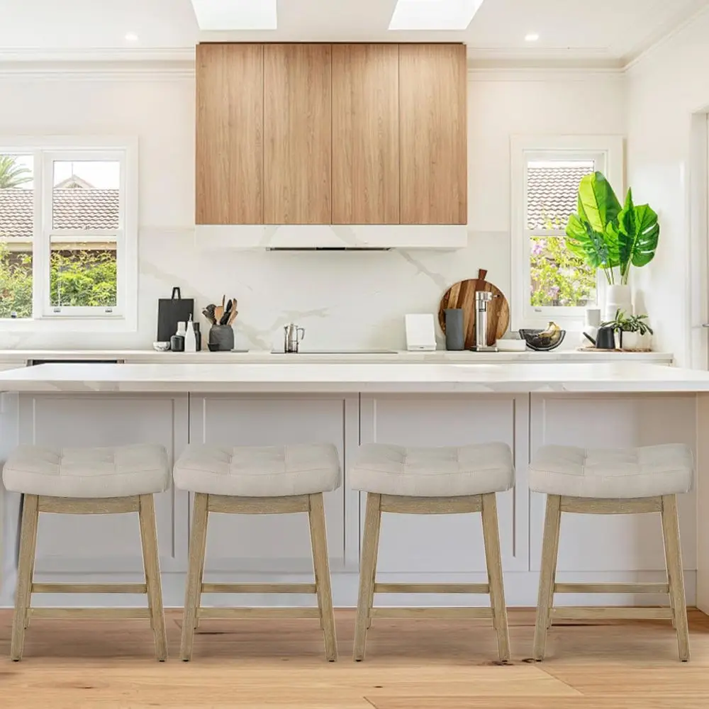 キッチンやダイニング用のベージュの張り地と無垢材の脚が付いた24インチのカウンターハイトサドルシートバースツール3脚セット