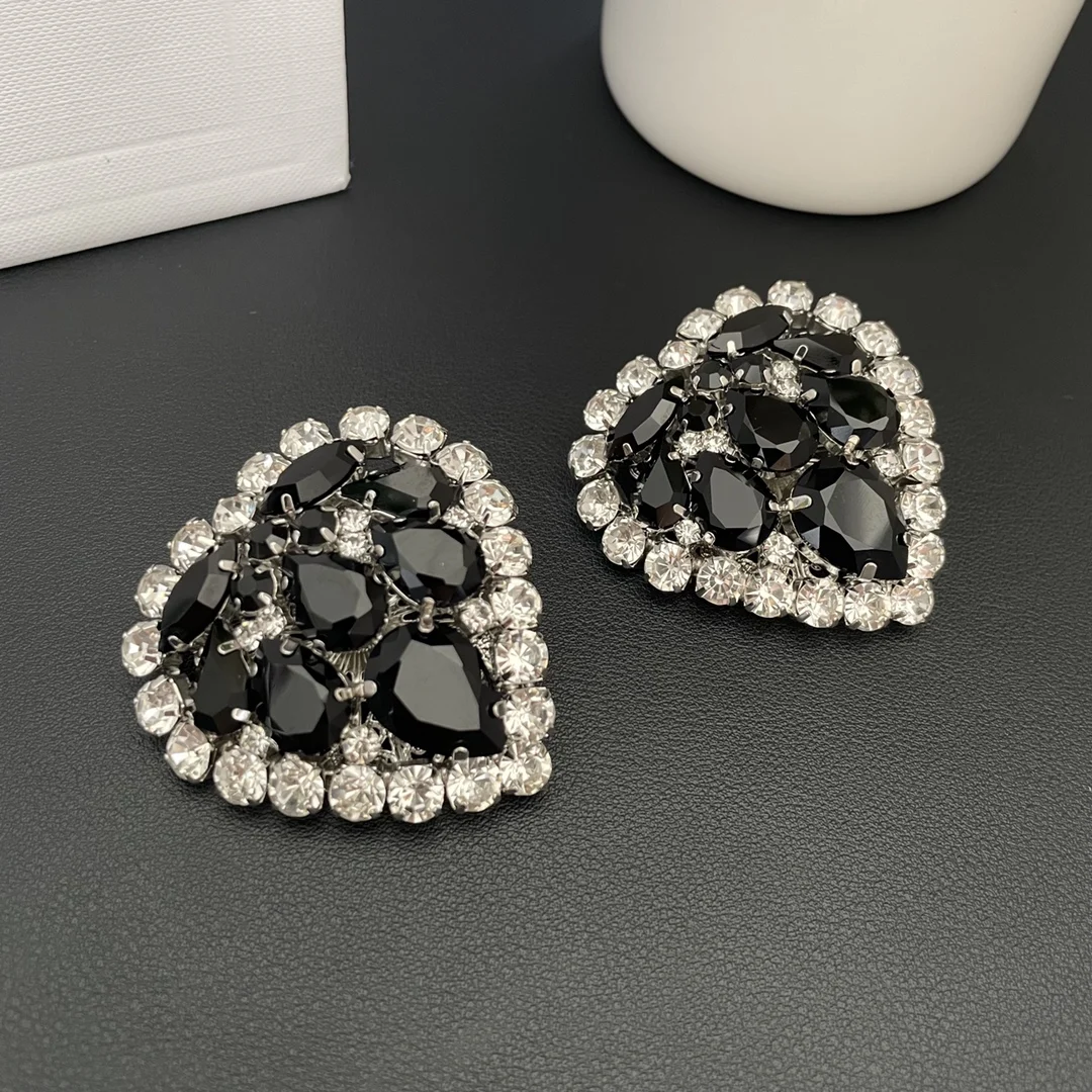 

High end feeling without ear holes, heart shaped ear clips, exaggerated black diamond earrings, Halloween rhinestone accessories